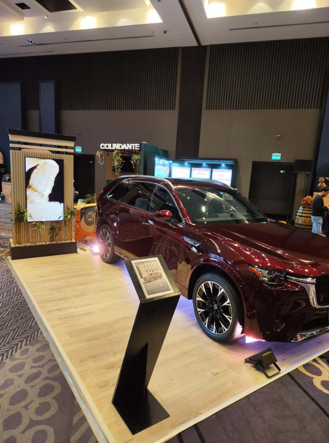 Mazda — Display CX-90 y totém de carga